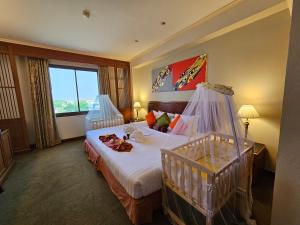 Ліжко або ліжка в номері Songphanburi Hotel