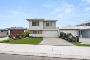 una gran casa blanca con entrada en Modern Minimalistic Home 3BR, en Perth