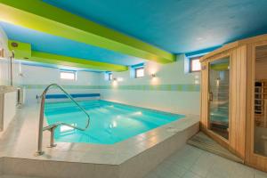 een badkamer met een zwembad en een hot tub bij Hotel Stara Posta in Filipovice