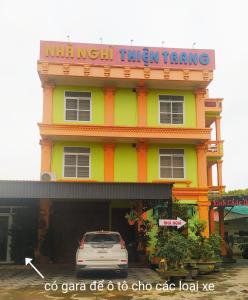 een gebouw waar een auto voor geparkeerd staat bij Nhà nghỉ Thiện Trang in Kiến An