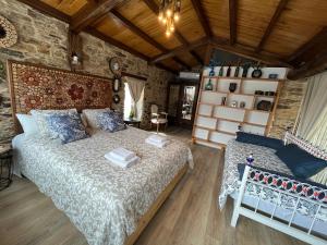 una camera con un grande letto di Casa Mathias a O Pino 