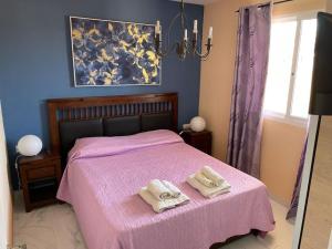 コラレホにあるSabrihomeのベッドルーム1室(ピンクベッド1台、タオル2枚付)