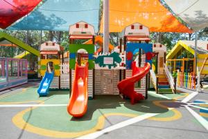 un parque infantil con toboganes y toboganes en Wome Prime Hotel - Halal All Inclusive, en Alanya