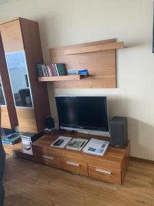 Televisyen dan/atau pusat hiburan di Ferienwohnung Schwitzkowski +14 gambar