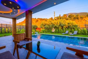 Bazén v ubytování Private Pool Villa with Jacuzzi for 4 People in Muğla, Fethiye - AWZ 214 nebo v jeho okolí