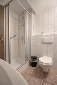 bagno bianco con servizi igienici e doccia di Deichhus Nordseeliebe direkt am Deich - Nordsee - Dagebüll - Am Vogelreservat a Dagebüll