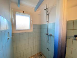 Un baño con ducha y ventana. en Previnaireweg 16, en Callantsoog 6 fotos más