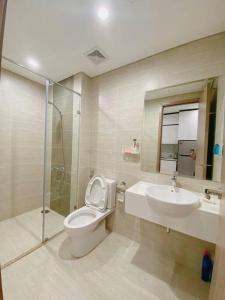 a bathroom with a toilet and a sink and a shower at Căn hộ dịch vụ Homestay Greenbay - Zhomestay in Thượng Thôn