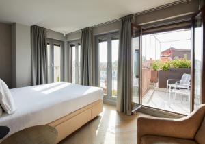 a bedroom with a large bed and a balcony at Hotel Dei Dragomanni in Venice