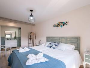 a bedroom with a bed with two white towels on it at Casa Rural El Moradel Añon in Añón