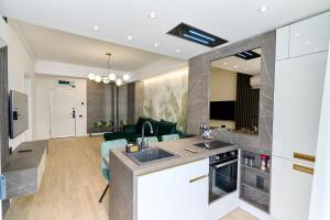 Køkken eller tekøkken på Tropical Apartament - Spa&Pool in Infinity Beach Resort