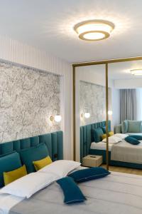 En eller flere senge i et værelse på Tropical Apartament - Spa&Pool in Infinity Beach Resort + 51 billeder