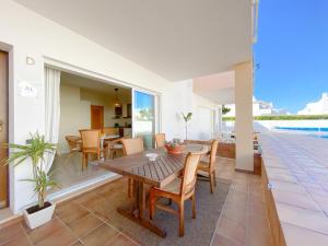 En balkon eller terrasse på Cozy Retreat for Couples in Burgau #1937
