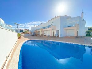 Swimmingpoolen hos eller tæt på Cozy Retreat for Couples in Burgau #1937