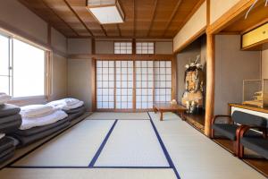 Habitación japonesa con alfombra en el suelo en Cafe & Guest House Nagonoya, en Nagoya