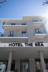 um hotel o sinal do mar no lado de um edifício em Hotel The Sea em Rimini