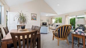 Little Manly Cottage - Manly Holiday Home في وانغاباراوا: غرفة معيشة بها طاولة وكراسي