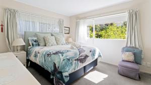 Little Manly Cottage - Manly Holiday Home في وانغاباراوا: غرفة نوم بها سرير ونافذة