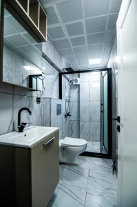een badkamer met een toilet, een wastafel en een douche bij Naif Bey Hotel in Istanbul