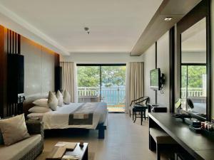 Postel nebo postele na pokoji v ubytování Cape Panwa Hotel Phuket + 37 fotografií