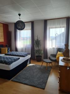 1 dormitorio con 1 cama y sala de estar en Sweet Home Ferienwohnung, en Ruderatshofen