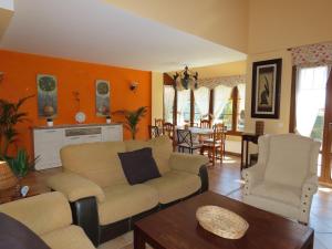 a living room with a couch and a table at La casita de Chefy (Ajo) Nuevo chalet vacacional in Ajo