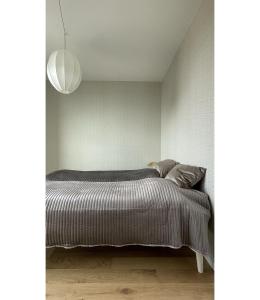 ApartmentInCopenhagen Apartment 1525 في كوبنهاغن: غرفة نوم بها سرير و قلادة خفيفة