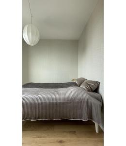 um quarto com uma cama e uma luz pendente em ApartmentInCopenhagen Apartment 1525 em Copenhague