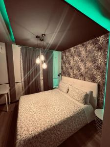 een slaapkamer met een groot bed in een kamer met groene verlichting bij B&B Marino in Grisolia