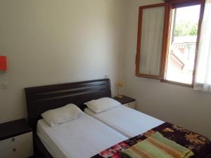 A bed or beds in a room at Cozy seaside flat in the city centre - Beahost Még 15 kép