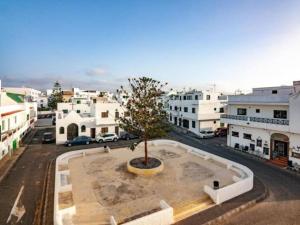 una ciudad con un árbol en medio de una calle en Weybeach3 ocean frontline,sea view,private terrace, en La Santa