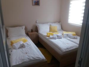 Postel nebo postele na pokoji v ubytování Apartmani Jela Tara
