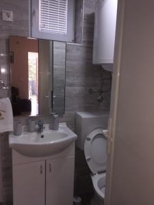 Koupelna v ubytování Apartmani Jela Tara + 7 fotografií