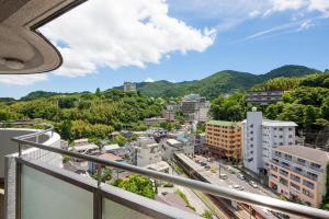 d'un balcon offrant une vue sur la ville. dans l'établissement Merveille Arima, à Kobe