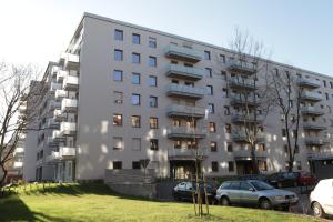 een appartementencomplex met auto's geparkeerd op een parkeerplaats bij Lucky-Time pl - 35 - Ostrów Tumski in Wrocław