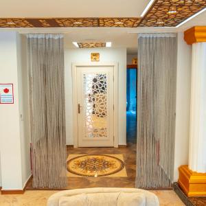 una sala de estar con una puerta y una pizza en el suelo en Mevre Hotel en Antalya