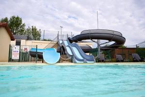 una piscina con un tobogán de agua en un complejo en Glamping Lac d'Orient, en Mesnil-Saint-Père