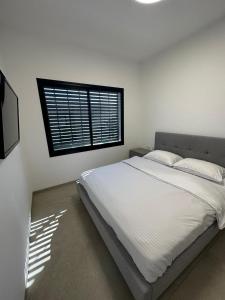 Un pat sau paturi într-o cameră la צימר פסטורלי בהגושרים