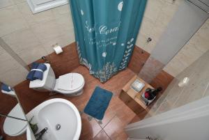vistas a un baño con aseo y cortina de ducha en Like Your Home Apartment Thessaloniki, en Tesalónica