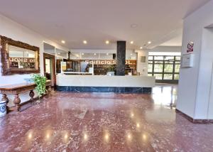- un hall avec un bar au centre d'un immeuble dans l'établissement Skol 514 East Facing Duplex Apartment with Sea Views, à Marbella 37 autres photos