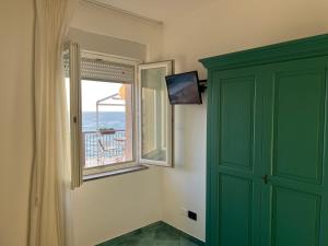 una camera con porta verde e finestra di B&B Residence Eco Del Mare a Palinuro