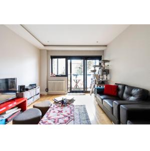 un soggiorno con divano e TV di Bitcoin Adorabile suite nel cuore del magnifico Chiswick a Londra