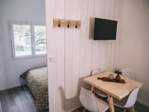 Habitación pequeña con mesa y cama en Le studio du Coutach en Quissac