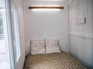 Habitación pequeña con cama y ventana en Le studio du Coutach en Quissac