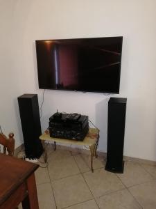 Elle comprend une télévision à écran plat suspendue au mur avec des haut-parleurs. dans l'établissement Liguria di Ponente Albenga collina, à Albenga