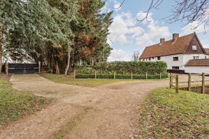 a dirt road in front of a house at The Retreat in Tibenham