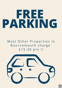un cartel que lee aparcamiento gratuito con coche en Little Robin Gate - Free Parking - Central - 10 min Walk to Train Station en Bournemouth