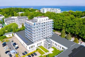 an overhead view of a building with a parking lot at Domek przy promenadzie in Kołobrzeg