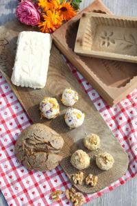 uma tábua de cortar com um bloco de queijo e alguns biscoitos em Au Hochalm Chalet em Söll