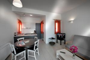 uma cozinha e uma sala de estar com uma mesa e um sofá em Superior Villa Lino em Skiros